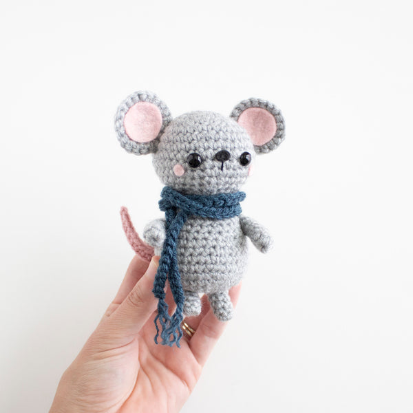 Christmas Crochet Mouse Pattern with Scarf
