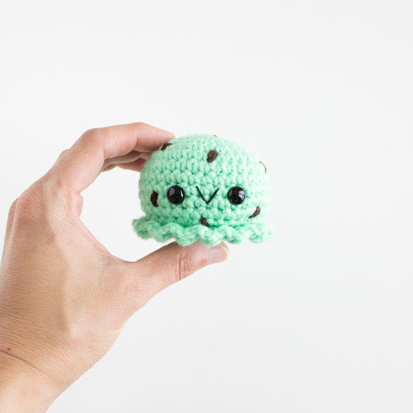 Easy Crochet Ice Cream Sundae Pattern - Mint Chocolate Chip Amigurumi