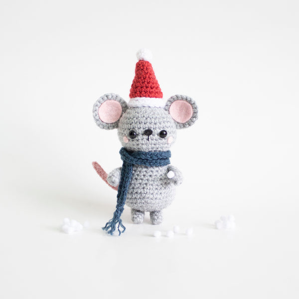 Easy Crochet Christmas Mouse Pattern - Snowball Fight